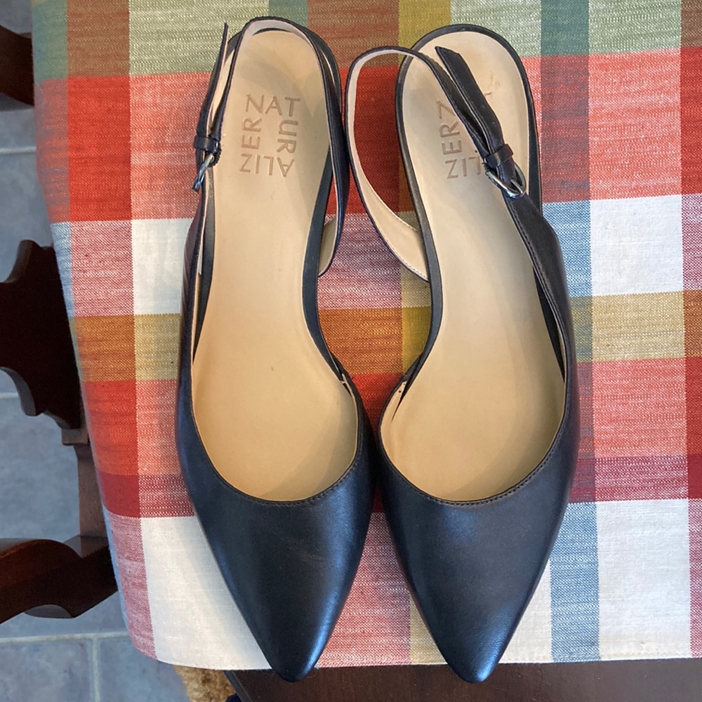 9.5N Naturalizer black sling back sandals
